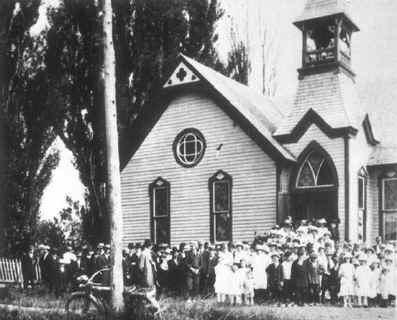 0040___group_of_people_in_front_of_church.JPG (19451 bytes)