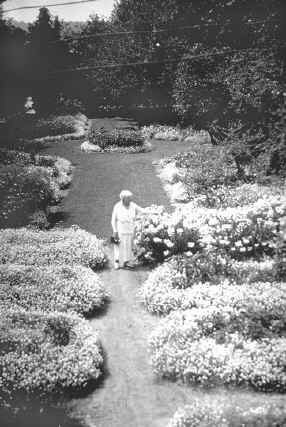 0032___woman_in_garden.JPG (21077 bytes)