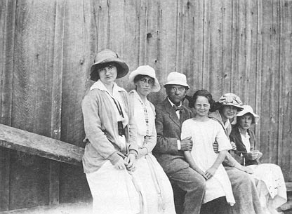 Billy with women 1900s.jpg (33825 bytes)